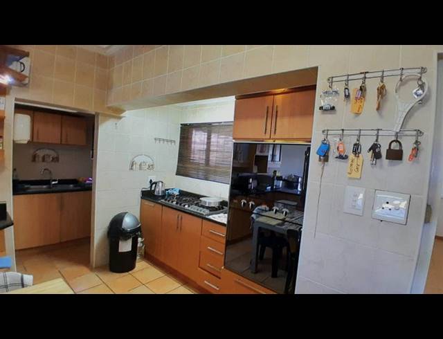 6 BEDROOM HOUSE FOR SALE IN SHELLY BEACH